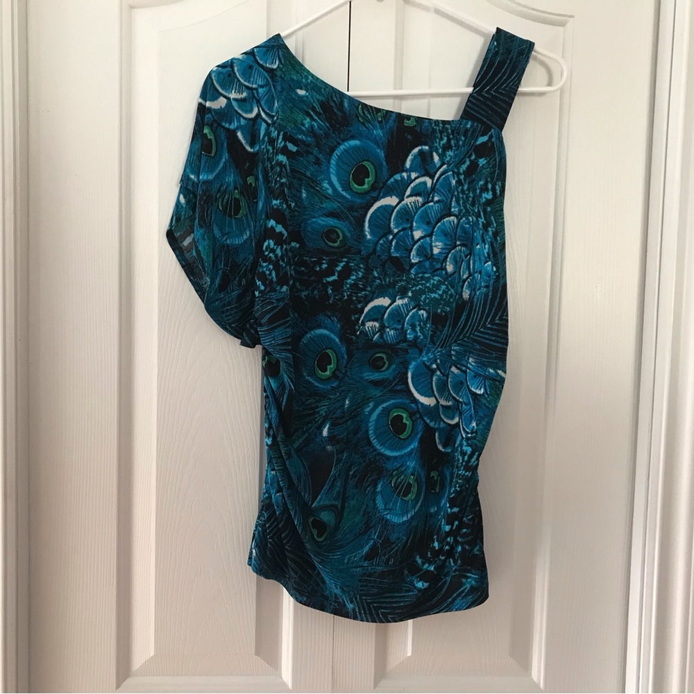 ASYMMETRIC SLEEVE/SLEEVELESS TOP WITH A BRIGHT TURQUOISE PEACOCK PRINT. …